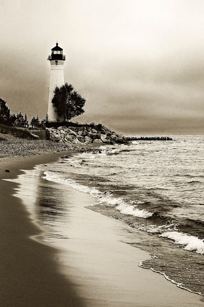 IMAGE: http://i593.photobucket.com/albums/tt18/cplpunishment/stormylighthouseold.jpg